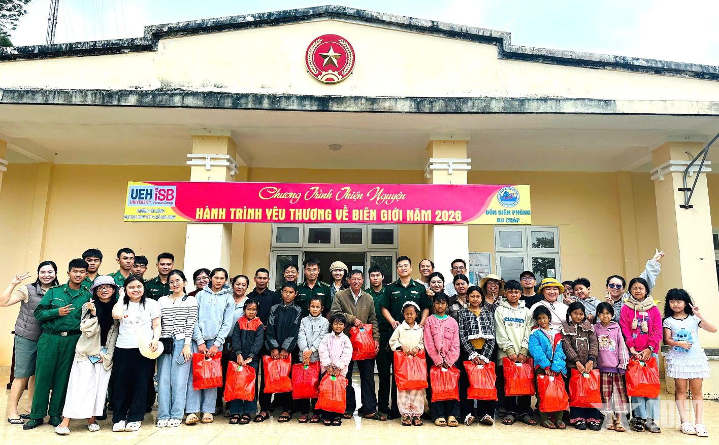 Đồn Biên phòng Bu Cháp lan tỏa yêu thương đến học sinh vùng biên